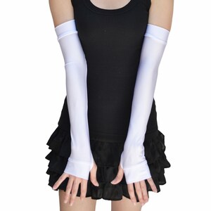 K&ouml;nnte beinhalten: Ein Paar wei&szlig;e lange Fingerlose Handschuhe aus seidenartigem Material. Die Handschuhe reichen bis zum Ellbogen.