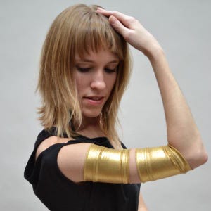 Disfraz de superhéroe para cosplay, puños dorados metálicos, guantes cibernéticos, brazaletes de roller derby, puños brillantes y guantes de licra - TRIXY XCHANGE