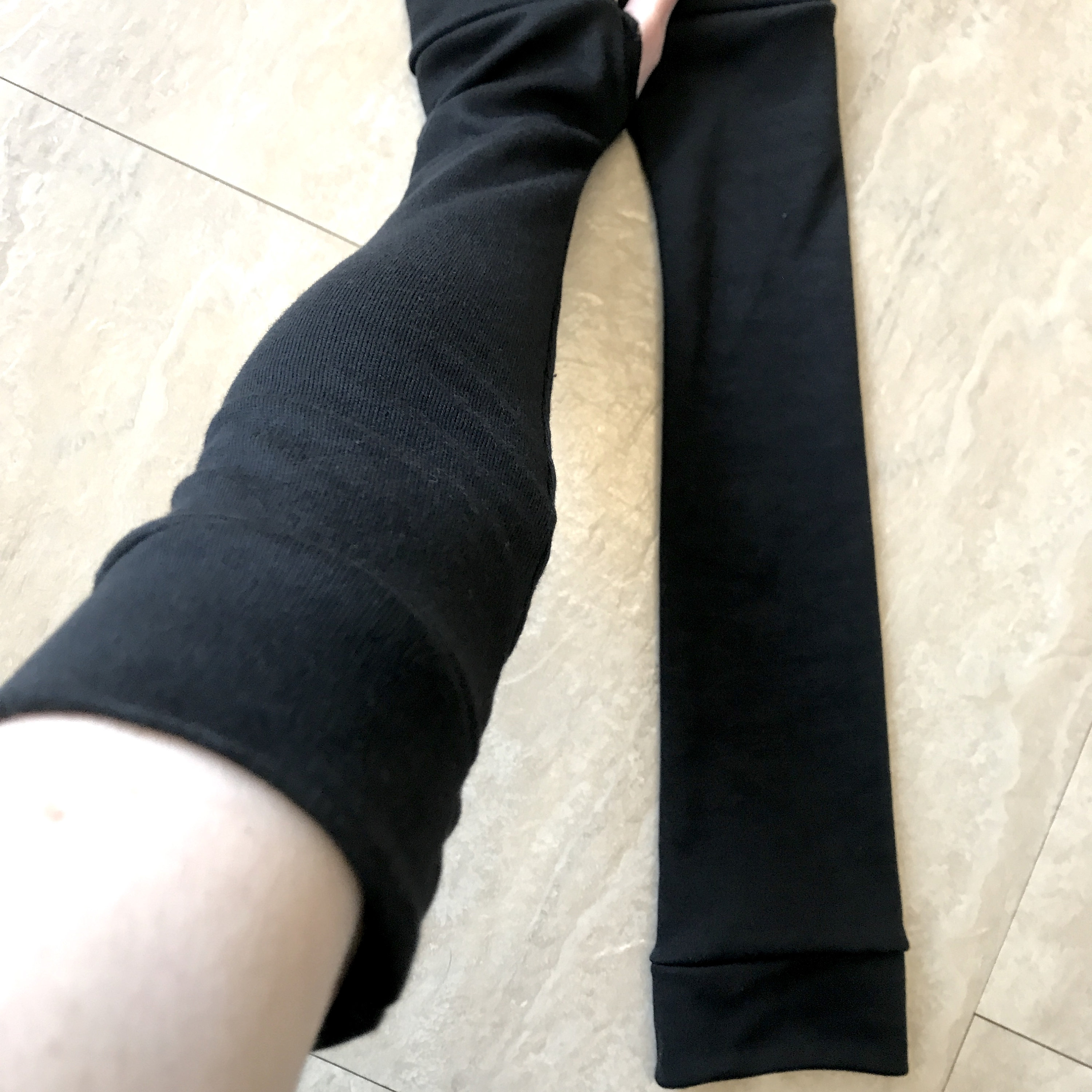 ハンドメイド ブラック アームウォーマー 指穴付き コットンブレンド