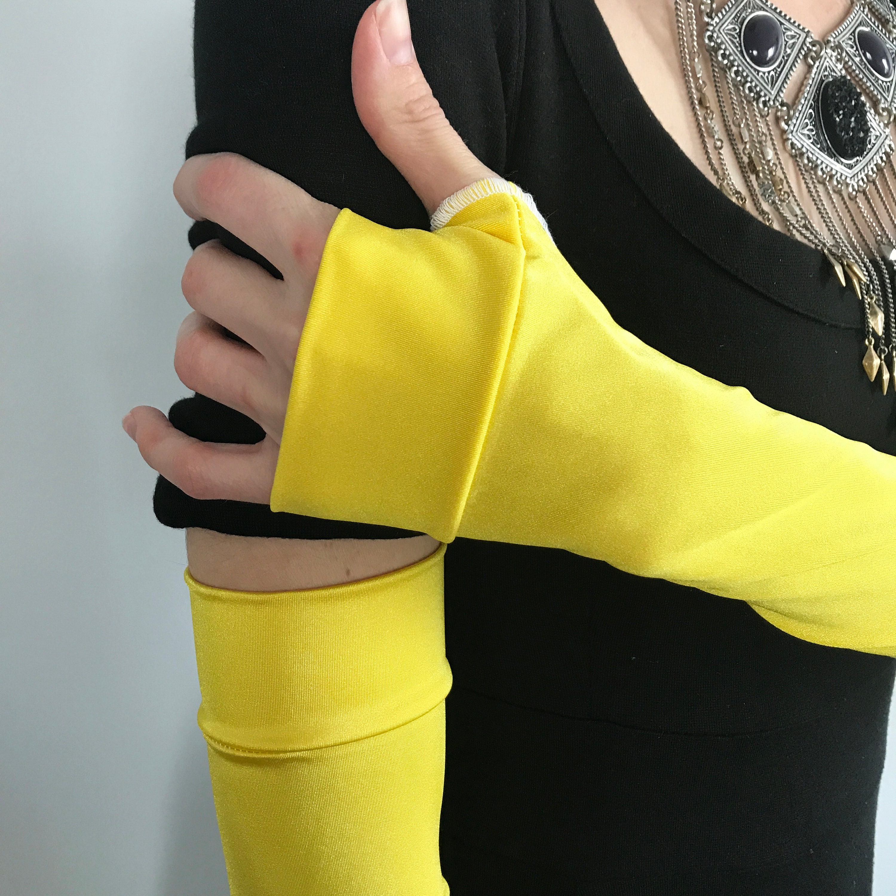 Guantes largos amarillos Disfraz de anime Calentadores de brazos de spandex Mangas de brazo elasticas Calentadores de brazos hasta el codo Disfraz de superheroe Latex TRIXY XCHANGE Etsy Mexico