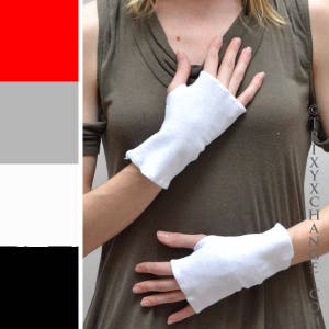 Puede incluir: Un par de guantes sin dedos blancos hechos de algodón. Los guantes se muestran siendo usados por una persona.