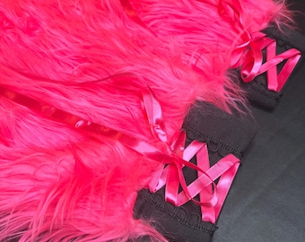 Calentadores de piernas de corsé rosa fucsia, pantalones con cordones, cubrebotas peludos, calentadores de piernas de piel negra, ropa para fiestas rave, disfraz de cosplay, peluches blancos TRIXY XCHANGE