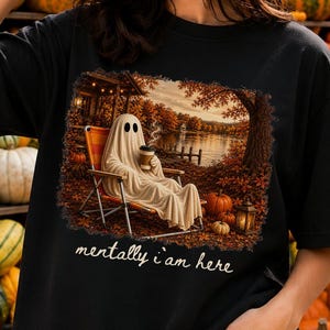 Koszulka Summerween Ghost Mentally I am Here Modna koszulka na Halloween Koszulka Ghost Autumn Koszulka z dyniowym łatkiem Koszula Spooky Season Rustic Cottagecore Vintage