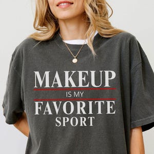 Camiseta "Maquiagem é meu esporte favorito" Camiseta para maquiadora Camiseta de autocuidado Camiseta para esteticista Presente de Natal para maquiadora Camiseta Comfort Colors®