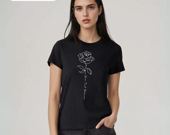 カスタマイズ可能なミニマルフローラルTシャツ、母の日フラワーギフト、カスタムフラワーシャツ、お子様の名前入りカスタムTシャツ、奥様へのギフト、50ドル以下のギフト