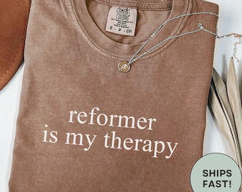 Chemise Comfort Colors® Reformer Pilates Is My Therapy Gift pour instructeur de Pilates Chemise pour amateur de Pilates femme Idée cadeau pour une séance d'entraînement de Pilates