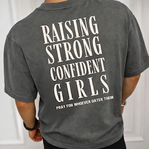 Camiseta para criar niñas fuertes y seguras de sí mismas Camiseta para papá de niña Camiseta para papá de niñas Camiseta protectora para papá Regalo divertido para papá de niña Regalo del Día del Padre de parte del papá de sus hijas