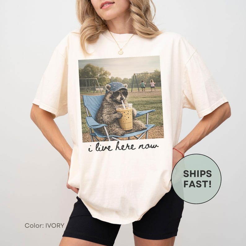 Comfort Colors® Lustiges Mama Waschbär Shirt Spielplatz Mutter des Kleinkindes T-Shirt Eiskaffee Mama Shirt Geschenk für neue Mütter Park Day Outfit Mama Lebensgeschenk Bild 8