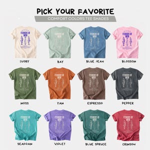 Puede incluir: Una selecci&oacute;n de camisetas de manga corta en varios colores, incluyendo marfil, bah&iacute;a, azul vaquero y flor. Cada camiseta presenta el texto "FISHERS OF MEN" y un gr&aacute;fico de pez. La imagen muestra una gama de colores confort.