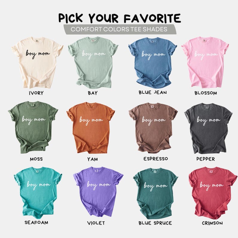 K&ouml;nnte beinhalten: Eine Auswahl an Comfort Colors T-Shirts in verschiedenen Farbt&ouml;nen, jeweils mit dem Text "boy mom" in Schreibschrift. Farben sind Elfenbein, Bay, Blue Jean, Blossom, Moss, Yam, Espresso, Pepper, Seafoam, Violett, Blue Spruce und Crimson.