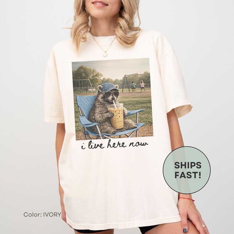 Comfort Colors® Lustiges Mama Waschbär Shirt Spielplatz Mutter des Kleinkindes T-Shirt Eiskaffee Mama Shirt Geschenk für neue Mütter Park Day Outfit Mama Lebensgeschenk Bild 6