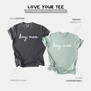 K&ouml;nnte beinhalten: Zwei T-Shirts, eines in Anthrazitgrau und eines in Hellgr&uuml;n, jeweils mit den Worten "boy mom" in wei&szlig;er Schrift. Die Shirts sind mit 100% Baumwolle, trendiger Unisex-Passform und ultra bequem gekennzeichnet. Der Text "Printed in USA" ist ebenfalls sichtbar.