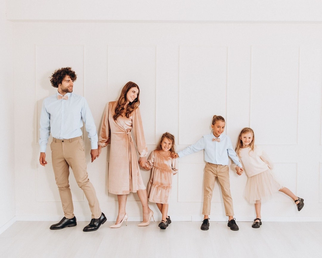Roupas combinando para a família, trajes para festa de casamento