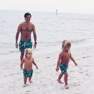 Daddy and Me-badmode, bijpassende zwembroek vader en zoon, familiebadmode, badkleding vader en zoon, bijpassende badpakken, vaderdagcadeau