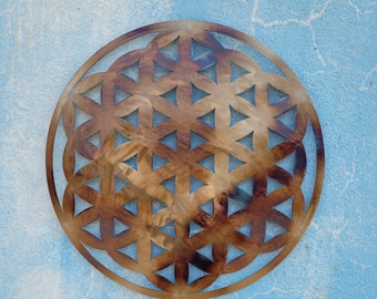 Wandbild „Blume des Lebens“ aus wärmegefärbtem Metall: Dekoration mit Motiven der heiligen Geometrie