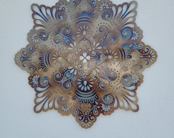 Mandala-Wandbild aus Metall mit wärmegefärbten Farben: Dekoration im Stil der Heiligen Geometrie