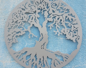 Könnte beinhalten: Eine silberne Wanddekoration aus Metall in Form eines Lebensbaums mit filigranen Ästen und Wurzeln. Der Baum ist aus dem Metall ausgeschnitten und erzeugt eine Silhouette vor einem blauen Hintergrund.
