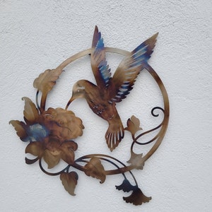 Arte de pared de metal con forma de colibrí: decoración floral en tonos cálidos (76 cm)