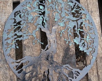 Könnte beinhalten: Ein rundes Wandbild aus Metall, das einen Lebensbaum mit filigranen Ästen und Wurzeln darstellt. Der Baum ist in einem dunkelgrünen und schwarzen Farbschema bemalt, mit einem rustikalen Holzhintergrund.