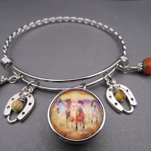 Horse&#39;s Bangle Bracelet, Free Shipping,Photo Charm of Horses,Horseshoe Charms,Rust Rondelle Beads.