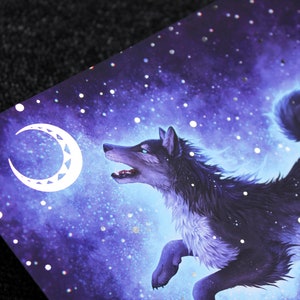 Puede incluir: Un lobo aullando a una luna creciente en un cielo nocturno estrellado. El lobo es negro y blanco con un brillo azul. El fondo es azul oscuro con estrellas blancas.
