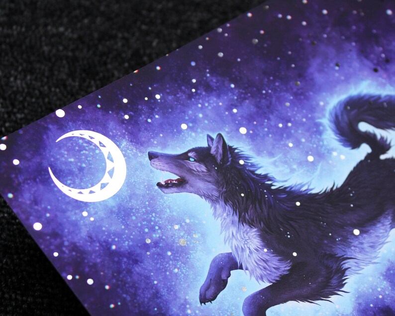 Puede incluir: Un lobo aullando a una luna creciente en un cielo nocturno estrellado. El lobo es negro y blanco con un brillo azul. El fondo es azul oscuro con estrellas blancas.