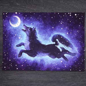 Puede incluir: Una pintura digital de un lobo aullando a una luna creciente en una galaxia p&uacute;rpura y azul con estrellas blancas.