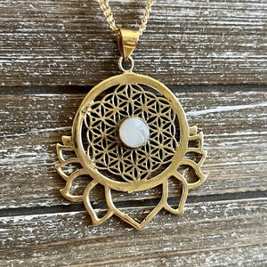 Ciondolo Fiore della Vita in ottone fatto a mano: Collana con Geometria Sacra in Pietra di Luna
