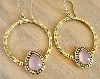 Örhängen med droppar i rosenkvarts, smycken i rosa kvarts, guld och mässing