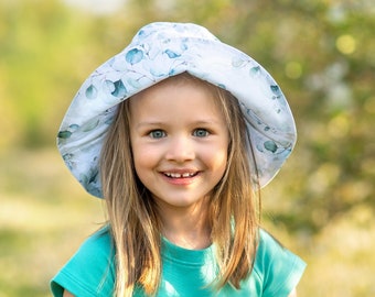 Un chapeau à bord conçu pour les enfants pour l'été