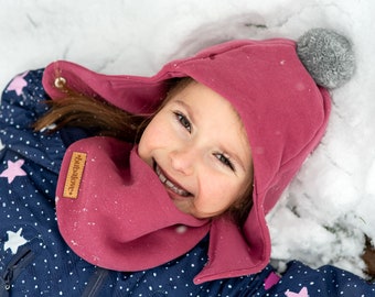 SET. Kinder Wintermütze aus Baumwolle mit Bommel und Schal. Warm und bequem.