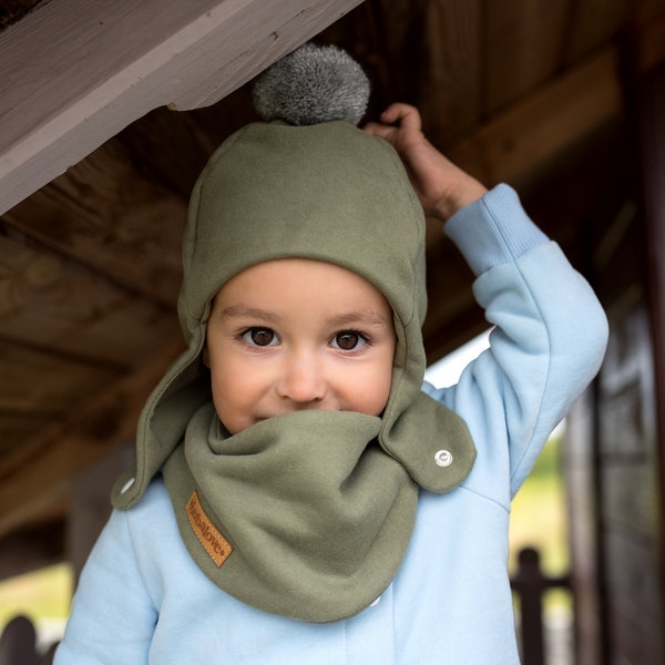 SET. Bonnet d'hiver pour enfants avec pompon et écharpe