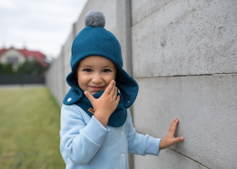 SET. Bonnet d'hiver pour enfants avec pompon et écharpe Marine + grey pom