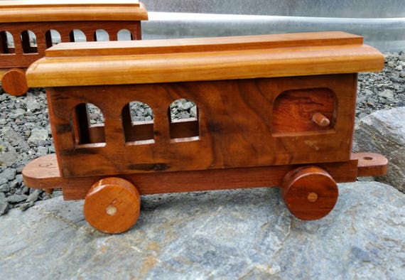 Pieza de madera tren depósito sólo 4 hecho para usted | Etsy
