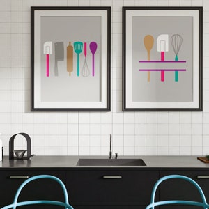 Può includere: Due stampe incorniciate con sfondo grigio e utensili da cucina colorati. La stampa a sinistra mostra una spatola, un coltello, un mattarello, una frusta e un cucchiaio. La stampa a destra mostra un cucchiaio di legno, una spatola e una frusta.