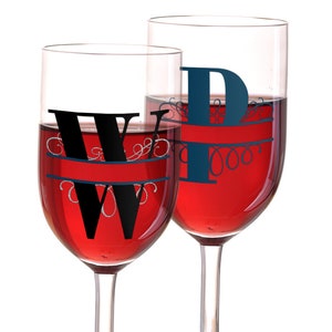 Peut inclure: Deux verres à vin remplis de vin rouge. Les verres présentent un monogramme noir et blanc avec un motif de volute décoratif. Le verre de gauche porte la lettre "W" et le verre de droite la lettre "D".