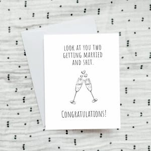 Olha vocês dois se casando e merda Cartão de casamento, Cartão de noivado, Cartão de casamento engraçado, Parabéns, Champanhe Cheers, Casamento