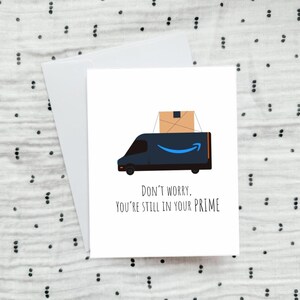 Maak je geen zorgen, je bent nog steeds in je Prime Grappige verjaardagskaart, verjaardagskaart voor hem of haar, kaart voor vriend, gelukkige verjaardag, Amazon Prime