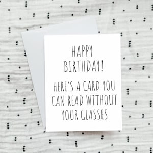 Feliz cumpleaños. Aquí tienes una tarjeta que puedes leer sin gafas. Tarjeta de cumpleaños divertida. Tarjeta de cumpleaños para la vejez. Tarjeta para cualquier persona. Tarjeta de cumpleaños sencilla.
