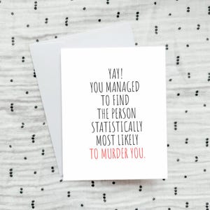 Omicidio: il vero crimine è statisticamente il più probabile che ti uccida. Biglietto di nozze, biglietto per gli amici, biglietto di auguri divertente, congratulazioni, biglietto di fidanzamento.
