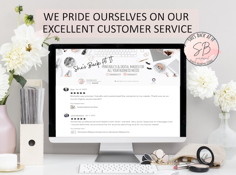 K&ouml;nnte beinhalten: Ein Computerbildschirm zeigt positive Kundenbewertungen f&uuml;r ein Unternehmen namens "She's Back At It". Die Bewertungen heben den schnellen, freundlichen und individuellen Service des Unternehmens hervor. Der Bildschirm steht auf einem wei&szlig;en Schreibtisch mit einer wei&szlig;en Vase mit wei&szlig;en Blumen, einer rosa Vase mit einer wei&szlig;en Blume und einer Kosmetiktasche mit einem Spiegel.