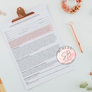May include: A white document with the title "CONSENTIMIENTO INFORMADO DE BOTOX" on a clipboard with a rose gold clip. The document is filled with text in Spanish. A rose gold pen and a rose gold paper clip are on the white surface.