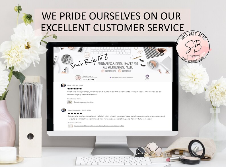 Pode incluir: Um ecr&atilde; de computador a mostrar coment&aacute;rios positivos de clientes para um neg&oacute;cio chamado "She's Back At It". As avalia&ccedil;&otilde;es destacam o servi&ccedil;o r&aacute;pido, amig&aacute;vel e personalizado do neg&oacute;cio. O ecr&atilde; est&aacute; sobre uma secret&aacute;ria branca com um vaso branco de flores brancas, um vaso rosa com uma flor branca e uma mala de maquilhagem com um espelho.