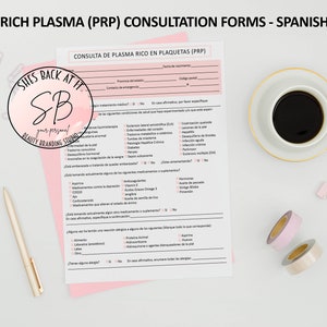 Op de afbeelding: Een roze consultformulier voor de behandeling met platelet-rijk plasma (PRP) in het Spaans. Het formulier bevat vragen over medische geschiedenis, medicijnen en allergieën. Het formulier ligt op een wit oppervlak met een kopje koffie, een pen en paperclips.