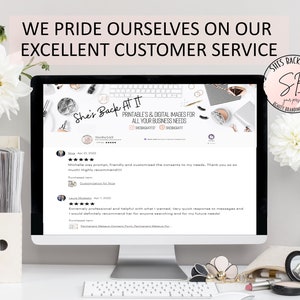K&ouml;nnte beinhalten: Ein Computerbildschirm zeigt positive Kundenbewertungen f&uuml;r ein Unternehmen namens "She's Back At It". Die Bewertungen heben den schnellen, freundlichen und individuellen Service des Unternehmens hervor. Der Bildschirm steht auf einem wei&szlig;en Schreibtisch mit einer wei&szlig;en Vase mit wei&szlig;en Blumen, einer rosa Vase mit einer wei&szlig;en Blume und einer Kosmetiktasche mit einem Spiegel.