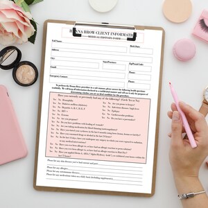 Könnte beinhalten: Ein rosa medizinisches Formular für Henna-Augenbrauen-Kundinnen. Das Formular stellt Fragen zu medizinischen Bedingungen, Allergien und Medikamenten. Das Formular befindet sich auf einer Klemmbrett mit einem rosa Stift und anderen Beauty-Produkten auf einer weißen Oberfläche.
