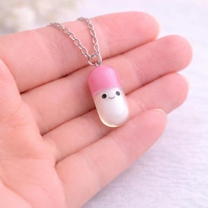Collana Happy Pill – Mini ciondolo a capsula, ciondolo per la salute mentale, gioiello per la serotonina