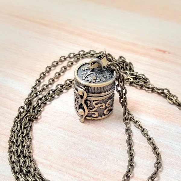 Collier avec pendentif ouvrable en laiton antique, pendentif avec petite boîte ronde ouvrante