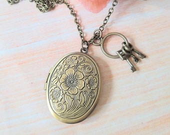 Collana con ciondolo portafoto e piccolo charm di chiavi, medaglione portafoto ovale con piccole chiavi e stampa foto personalizzata