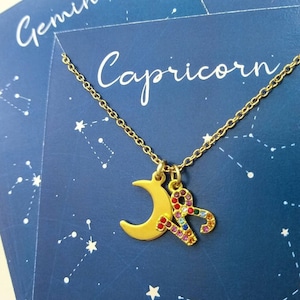 Personalizowany naszyjnik ze znakiem zodiaku w kolorowych kryształach i małym złotym księżycem, personalizowany naszyjnik ze znakiem zodiaku
